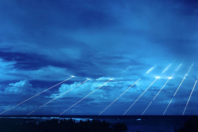 Sistem za kinetično bombardiranje v teoriji ne bi kršil Pogodbe o vesolju iz leta 1967, ki državam podpisnicam prepoveduje, da bi v vesolju preizkušale orožja oziroma v Zemljino orbito nameščale jedrske bojne glave.  | Foto: Thomas Hilmes/Wikimedia Commons