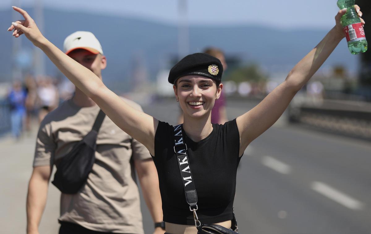 Obiskovalka Thompsonovega koncerta | V Srbiji in na Hrvaškem sta se to poletje zgodila dva množična shoda, ki sta za nekatere zlovešča napoved za prihodnost: vidovdanski študentski protesti 28. junija v Beogradu in Thompsonov koncert v Zagrebu 5. julija. Je to zadnje poletje miru za Balkan? Na fotografiji: obiskovalci Thompsonovega koncerta. | Foto Guliverimage