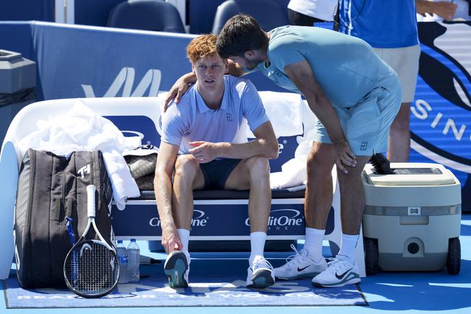 Jannik Sinner Carlos Alcaraz | Carlos Alcaraz je tolažil Jannika Sinnerja, ki je zaradi bolezni predal njun finalni obračun. | Foto Reuters