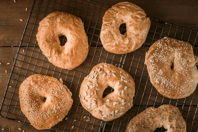 Recept za bagele iz pirine moke, ki jih boste zagotovo želeli poskusiti