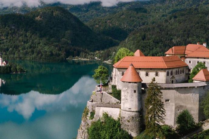 Blejski grad, Bled, obisk, turisti | Tudi julija so prevladovali gosti iz Nemčije, ki so ustvarili 407 tisoč oz. 15 odstotkov vseh tujih prenočitev. V primerjavi z letom prej so jih ustvarili 13 odstotkov več. Največkrat so prenočili v občini Bovec. V povprečju so ustvarili 2,9 prenočitve.