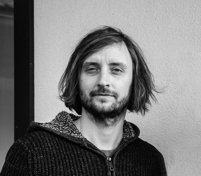 V Dobu pri Domžalah stoji hiša, ki so jo gradili ljudje – dobesedno. Arhitekt Jernej Girandon jo je zasnoval, zgradil pa s pomočjo družine in prijateljev. Rezultat? Topel, funkcionalen in okolju prijazen dom. | Foto: osebni arhiv