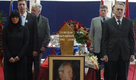 Vučićev teror ne pojenja. Šešelj protestnikom grozi z "zemunskimi četniki".