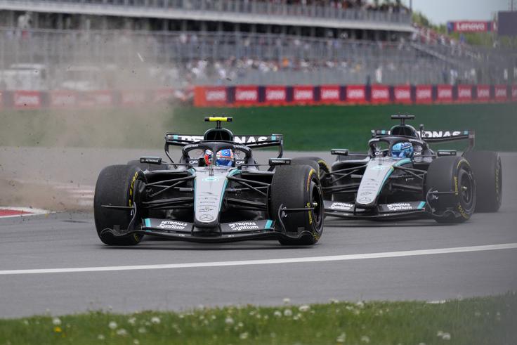 Kimi Antonelli je na šprintu obtožil ekipnega kolega, da ga je izrinil na pesek. George Russell pravi, da sta se pogovorila. | Foto: Reuters