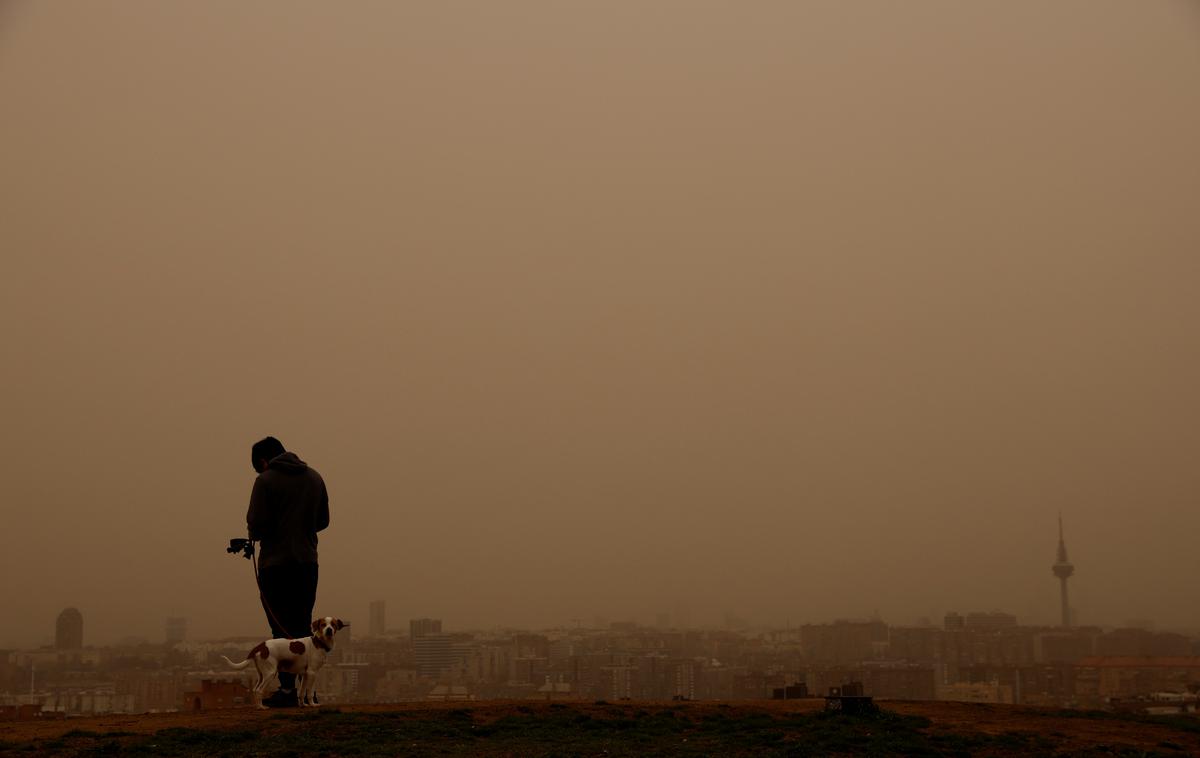 puščavski prah Španija 16032022 | Arso, ki aktualne podatke teh meritev sproti objavlja na svoji spletni strani, za danes pričakuje zmerno onesnaženost zraka z delci PM10 v Novi Gorici, Kranju in Murski Soboti, drugod bo onesnaženost nizka. | Foto Reuters