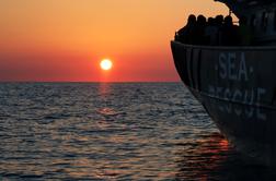 Humanitarna ladja v Sredozemlju rešila 176 migrantov