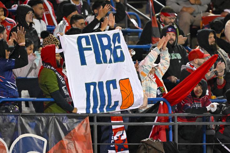 Takšne transparente v zadnjem obdobju uporabljajo navijači nogometnega kluba FC Dallas v ligi MLS.  | Foto: Reuters