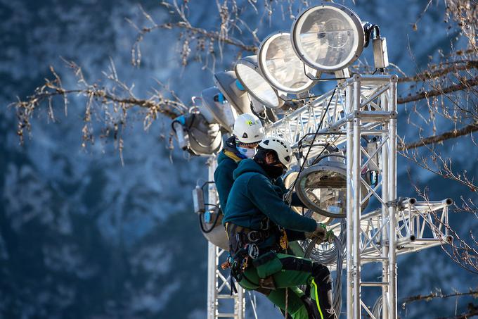 Montažne luči so potrebne, saj bodo skakalci na delu tudi v poznem popoldanskem terminu, ko bo v Planici že tema. | Foto: Matic Klanšek Velej/Sportida