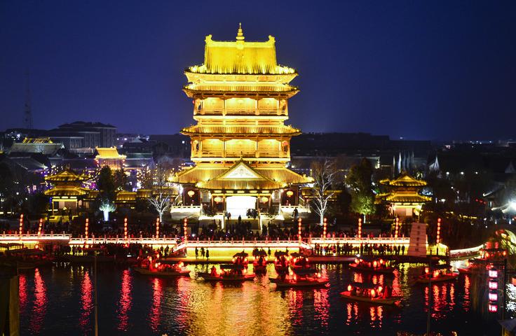 Beseda pagoda, ki označuje budistični ali hinduistični tempelj, je najverjetneje izpeljana iz indoarijske beseda bhagodī, kar pomeni božansko. V starem indoarijskem jeziku, ki se je govoril v Indiji, so bogu rekli bhagu/bhago. Na fotografiji: pagoda na Kitajskem. | Foto: Guliverimage