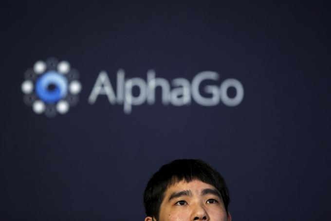 Najnovejša različica AlphaGo se v Go izboljšuje tudi z igranjem proti sami sebi. Na svetu namreč ni dovolj dobrih človeških igralcev, ki bi ji lahko bili kos.  | Foto: Reuters