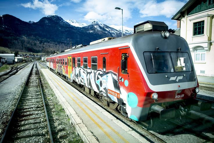 Na Bohinjski progi se poleg novih nizkopodnih vlakov Stadler serije SŽ 610 pojavljajo tudi starejši motorni vlaki serij SŽ 813 in SŽ 713, a čeprav bi marsikdo raje potoval v novem vlaku, Slovenske železnice pojasnjujejo, da imajo starejše garniture eno zelo pomembno prednost. | Foto: Ana Kovač