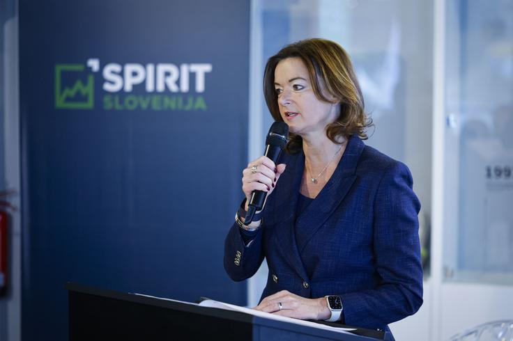 "Slovenija je pripravljena sodelovati pri obnovi, slovenska podjetja pa lahko ponudijo številne rešitve, ki jih Ukrajina in njeno gospodarstvo potrebujeta pri obnovi in nadaljnjem razvoju," je poudarila Tanja Fajon. | Foto: STA