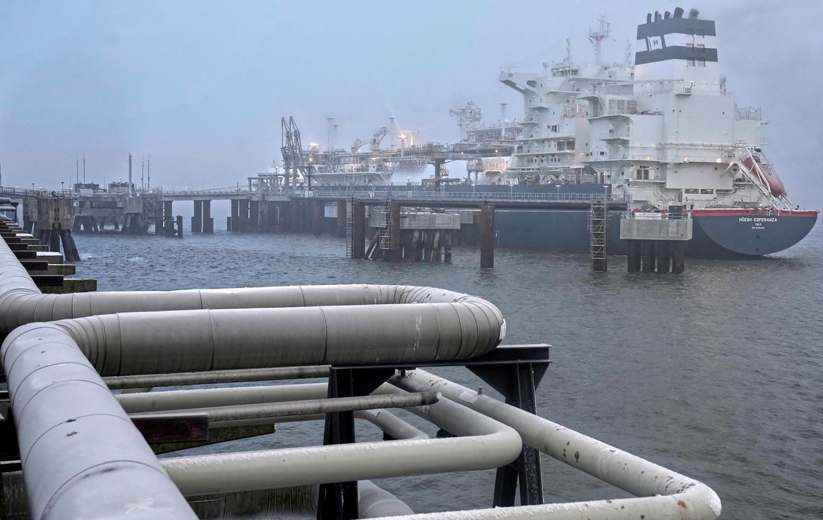 Plinski terminal | Ladja Hoegh Esperanza − plavajoča enota za shranjevanje in ponovno uplinjanje − se je danes zasidrala v pristanišču Wilhelmshaven ob nemški obali Severnega morja. | Foto Reuters
