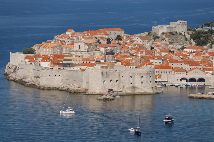 Dubrovnik | Na terenu iščejo pripadniki policije in luške kapetanije, uslužbenci Lokruma in tudi nekateri občani, ki so izpluli s čolni. | Foto Reuters