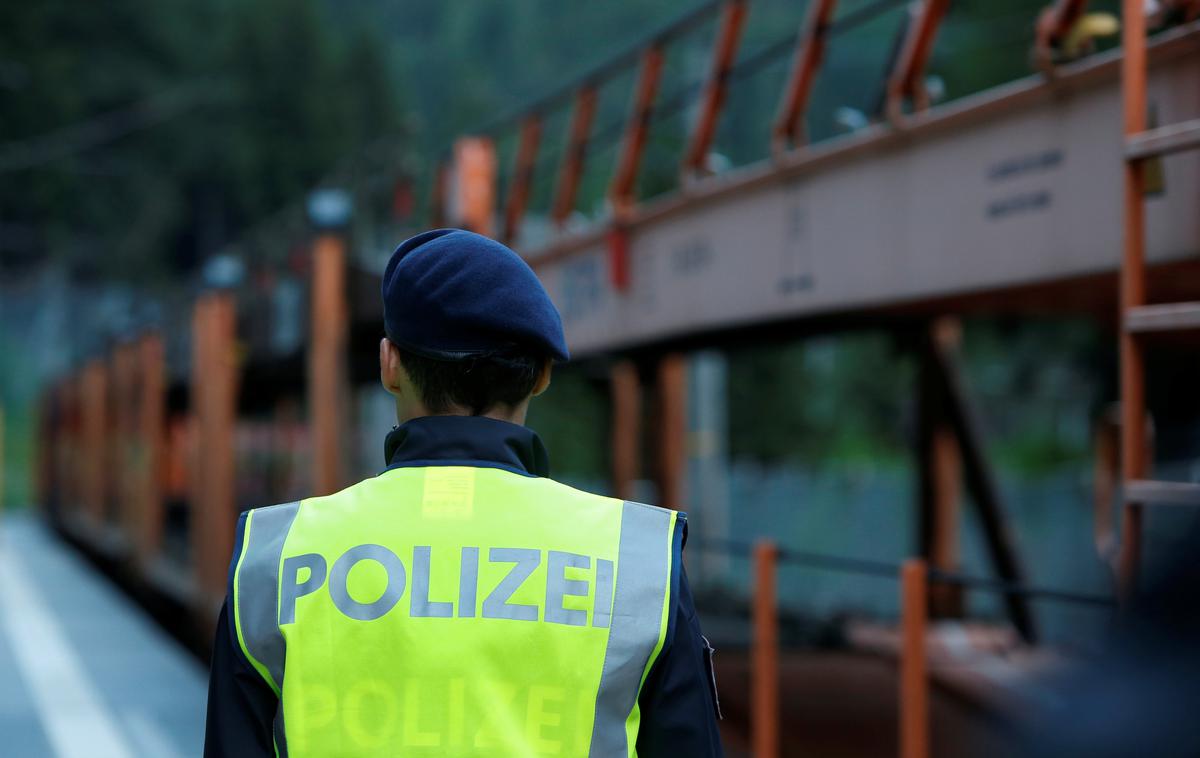 Avstrija policija avstrijska policija | Oblasti so preventivno začasno ustavile avtobusni in železniški promet skozi mesto. | Foto Reuters