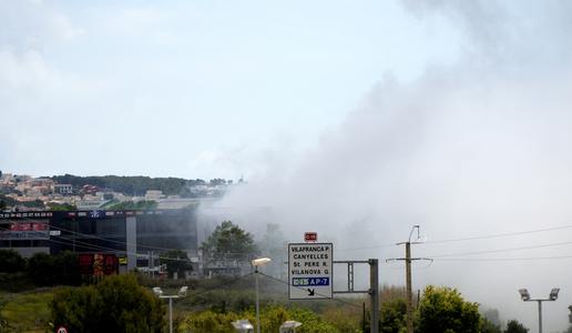 Požar v bližini Barcelone povzročil strupen oblak klora #foto #video