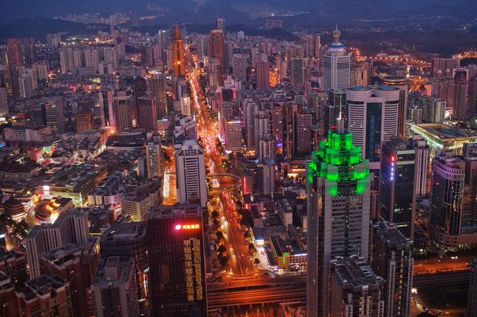 Shenzhen, Kitajska | Shenzhen, eno od štirih kitajskih velemest, kjer bo potekal pilotni projekt uvajanja nove digitalne centralnobančne valute. Shenzhen velja za kitajsko Silicijevo dolino - tam imajo namreč sedeže nekatera največja kitajska tehnološka podjetja, med drugim tudi proizvajalca pametnih telefonov in telekomunikacijske opreme Huawei in Tencent, proizvajalec dronov DJI in internetni velikan Tencent. | Foto Getty Images