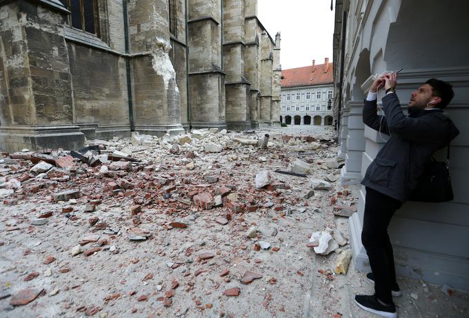 Moški fotografira poškodovano zagrebško katedralo. | Foto: Reuters