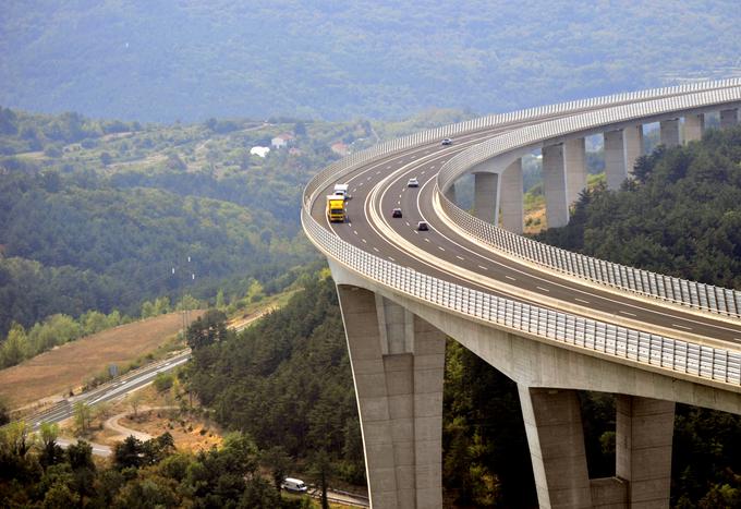 "Viadukt Črni Kal je izvedbeno in oblikovalsko eden izmed najzahtevnejših premostitvenih objektov, ki jih bodo kadarkoli gradili v Sloveniji," je dejal arhitekt Janez Koželj. | Foto: Gregor Pavšič