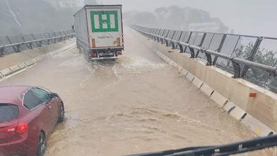 Ligurijo po obilnih padavinah prizadele poplave in plazovi, v Franciji evakuirali 900 ljudi #video