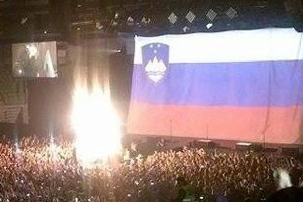 Slovenska zastava v Stožicah. Košarkarji? Ne, razprostrli so jo One Republic. (foto)