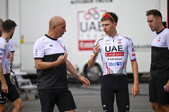 Tadej Pogačar zadovoljen vozi svojo Dirko po Franciji in se ne ukvarja z Vingegaardom