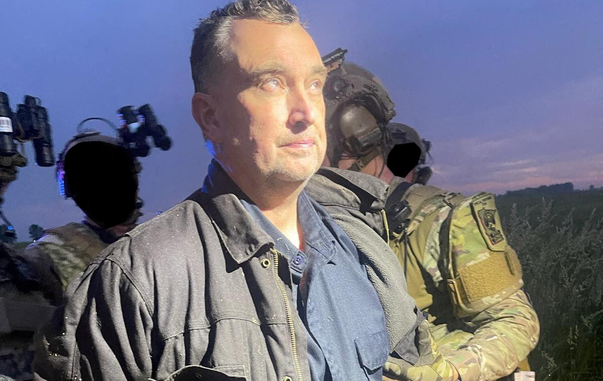 Vance Boelter | FBI in lokalna policija sta zagnala obsežno iskanje strelca, ki je po streljanju na policiste pobegnil peš in pustil vozilo, v katerem so policisti našli manifest in seznam drugih zakonodajalcev in uradnikov. | Foto Reuters