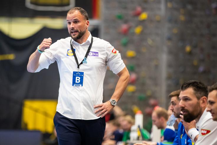 "V Litvi smo 52 minut odigrali celo nad pričakovanji, preostanek pa bomo raje pozabili. Sedaj je treba iti naprej. Ta kvalifikacijski cikel je naša naložba v prihodnost. Če bomo po njem dobili v nabor kakšen nov obraz, bo cilj dosežen," razmišlja selektor. | Foto: Jan Gregorc