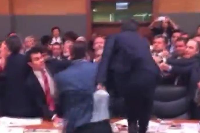 Pretep poslancev v turškem parlamentu | Foto YouTube