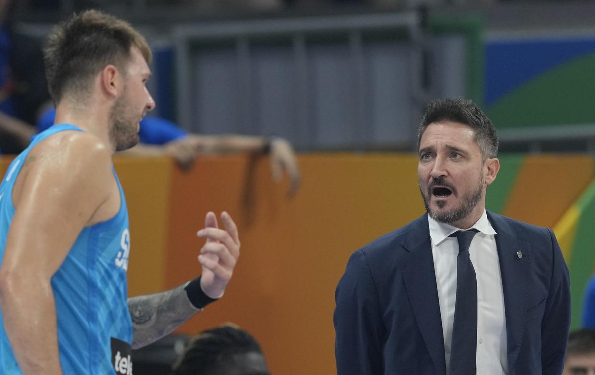 Gianmarco Pozzecco | Gianmarco Pozzecco je trener, ki ima poseben način vodenja tekem (na sliki z Luko Dončićem). | Foto Guliverimage