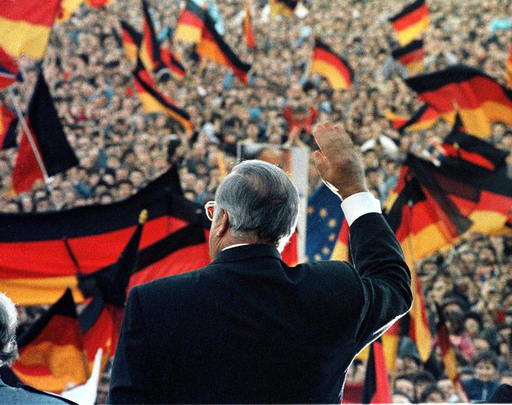 Kohl je kot kancler igral ključno vlogo pri padcu berlinskega zidu in združitvi Nemčij. | Foto: Reuters