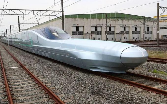 Hitri vlak alfa-x bo zaradi aerodinamične oblike lahko dosegel kar 400 kilometrov na uro. | Foto: 