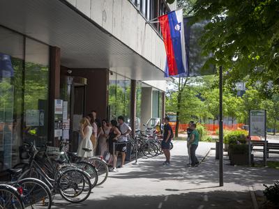 Velike težave na ljubljanski upravni enoti