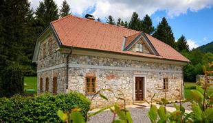 Država terja milijone evrov: kmečka vila Igorja Bavčarja gre na dražbo