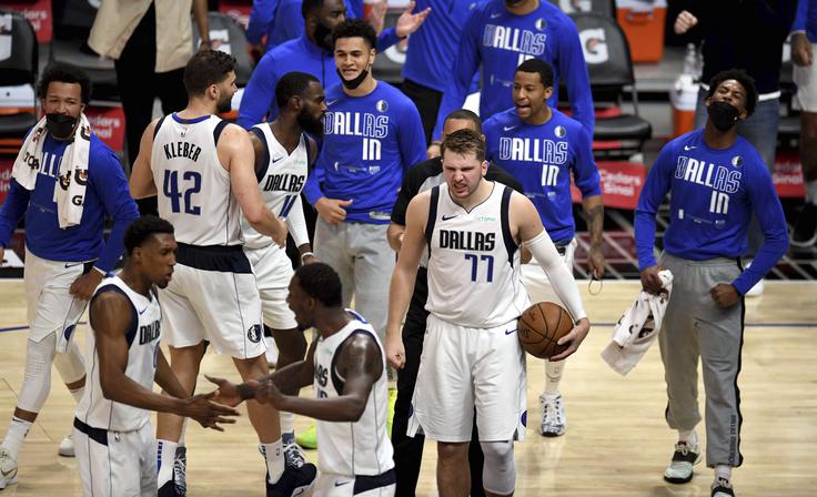 Dončić je po deveti tekmi končnice lige NBA, ko je ob porazu Dalllasa proti LA Clippers prispeval 44 točk, postal prvi košarkar v zgodovini tekmovanja, ki je v svojih prvih devetih srečanjih play-offa prispeval vsaj 275 točk, 75 skokov in 75 asistenc! Na prvih devetih srečanjih končnice lige NBA je dosegel natanko 300 točk. Več sta jih v zgodovini tekmovanja dosegla le legendarna Američana Kareem-Abdul Jabbar in Michael Jordan (oba 325), za Dončićem pa sta zaostala denimo Wilt Chamberlain (299) in Bob Mcadoo (295). | Foto: Guliverimage/Vladimir Fedorenko