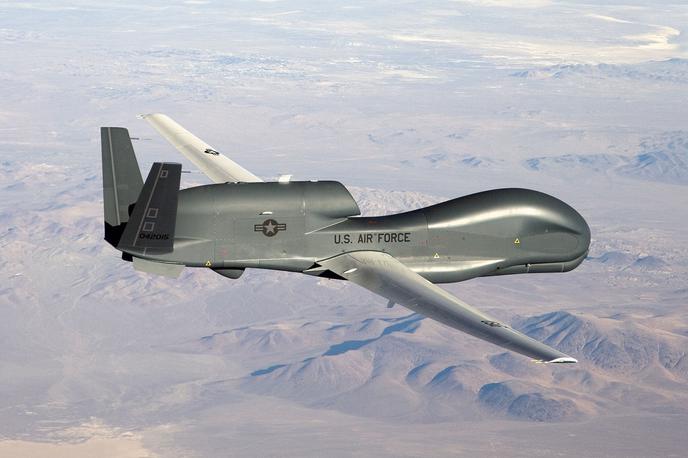 brezpilotnik ZDA | Ameriški brezpilotnik RQ-4 global hawk lahko v zraku ostane tudi več kot 30 ur in v enem dnevu opazuje sto tisoč kvadratnih kilometrov veliko območje. | Foto Flightradar24