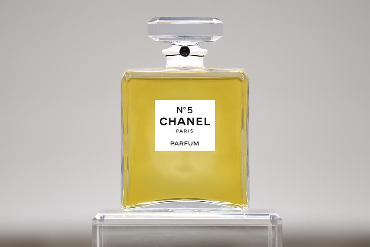Za Chanel 5 poznavalec parfumov Rihard Knafelj pravi, da je najboljši in njemu najljubši vonj. "Spremlja ga neverjetna zgodba o Coco Chanel, ki je bila največja boemka in hedonistka 20. stoletja. (...) Coco je rekla, da ženska ne sme dišati po šopku, temveč po ženski. In to jim je tudi dala. (...) Na vseh mogočih blogih in modnih revijah je Chanel 5 iz leta v leto še vedno izglasovan kot najbolj seksi ženski parfum." | Foto: Reuters