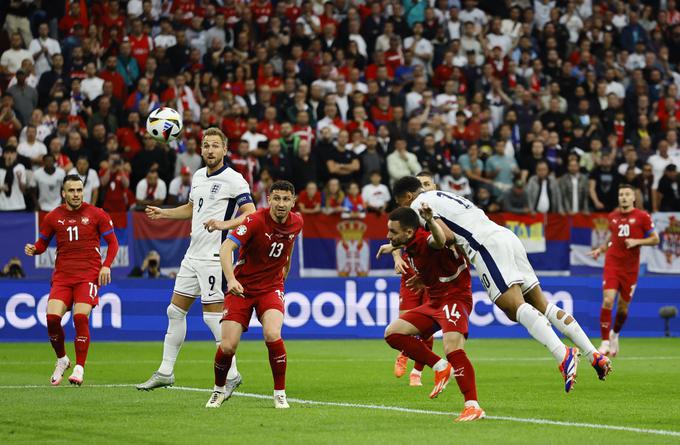 Jude Bellingham je v 13. minuti z glavo matiral vratarja srbske reprezentance Predraga Rajkovića. | Foto: Reuters