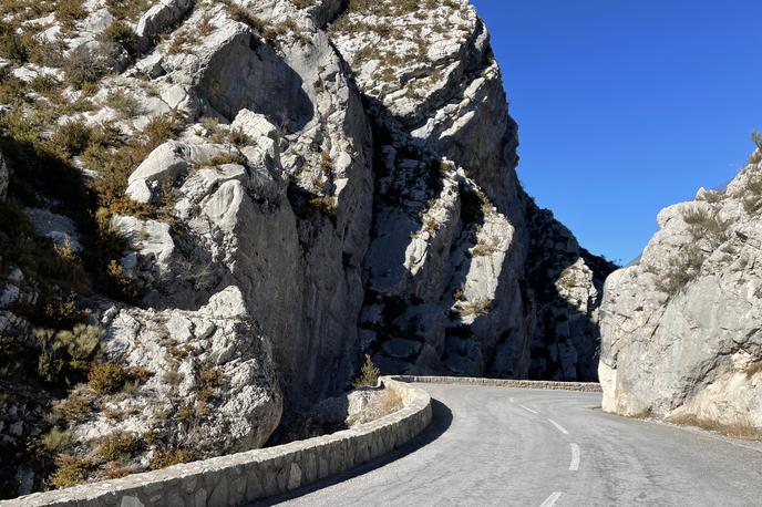 Cesta Napoleon | Več kot tristo kilometrov dolga cesta med Antibesom in Grenoblom spada med najlepše cestne odseke v Franciji.  | Foto Gregor Pavšič