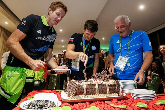 Slavljenec Kauzer je v Riu (in pozneje doma v Hrastniku) v čast olimpijskemu uspehu razrezal torto.  | Foto: Stanko Gruden, STA