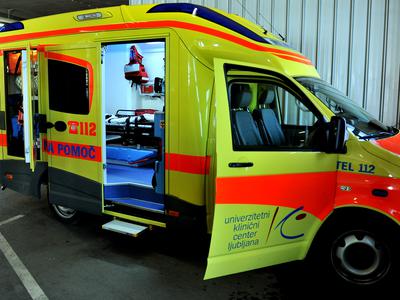 V garaži zagorel avtomobil, lastnik z opeklinami na zdravljenje