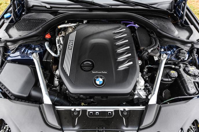 BMW 530 d | BMW se še ni odrekel motorjem na notranje izgorevanje, saj razvijajo novo generacijo šest- in osemvaljnih motorjev. | Foto Gašper Pirman