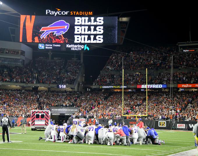 Igralci obeh ekip so pokleknili in molili za zdravje 24-letnika. | Foto: Reuters