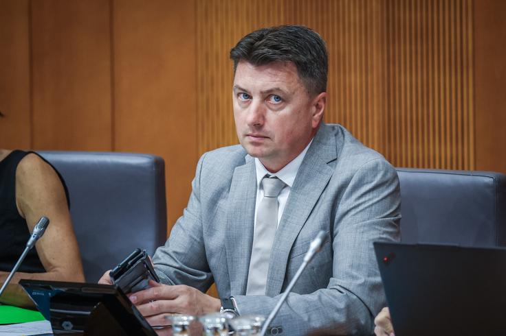 "Morebitna vprašanja, ki se nanašajo na mandat, imuniteto, položaj ali pravice poslanca, poslovnik ureja ločeno in jih v obsegu iz 36. člena uvršča med naloge mandatno-volilne komisije," je dodal Potnik. | Foto: Daniel Novakovič/STA