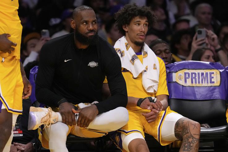 LeBron James naj bi bil odsoten z igrišč vsaj do sredine novembra. | Foto: Guliverimage