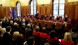Ustavno sodišče razveljavilo del gradbenega zakona glede objektov daljšega obstoja