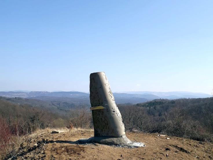  S parcele, ki so jo pred postavitvijo spomenika iz krajevne kamnine fliša očistili, se odpira edinstven razgled na velik del Brkinov in izstopajoči gori Vremščica in Snežnik. | Foto: Park vojaške zgodovine