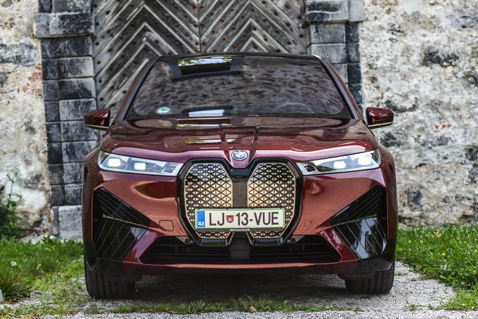 Razkošje nove dobe je BMW iX. To je namensko izdelani električni SUV, ki je v testni različici stal dobrih 130 tisočakov.  | Foto: Gašper Pirman