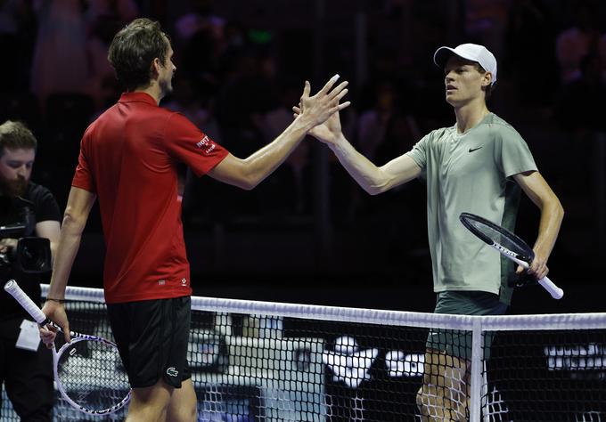 Jannik Sinner je v četrtfinalu na hitro opravil z Medvedjevim. | Foto: Reuters