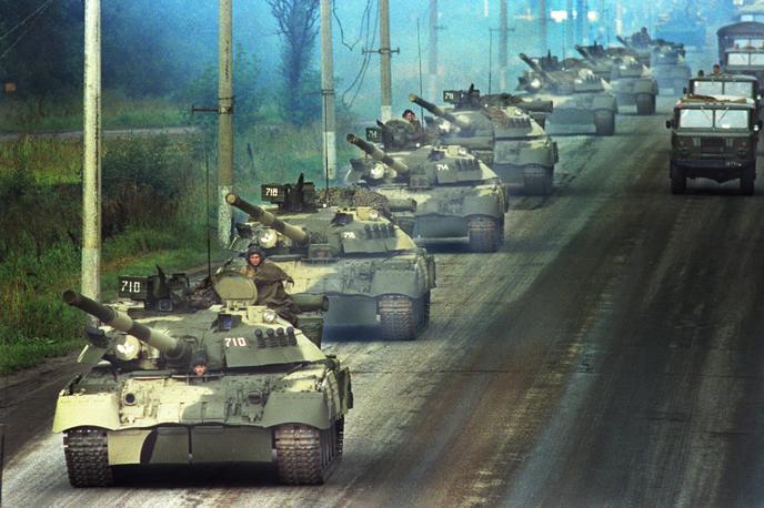 Tanki | Nihče od nas ne pričakuje ogromne, velike vojske z velikim številom tankov. Pričakuje pa se, da izpolnimo minimalne zaveze, h katerim smo pristopili, ter vzpostavimo t. i. cilje zmogljivosti, h katerim smo se zavezali sami. Za to sta dovolj srednjeročno vzdržna dva odstotka BDP. | Foto Reuters